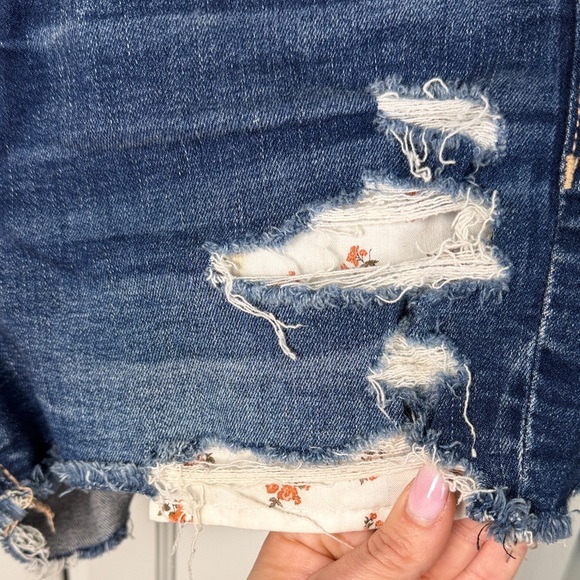 American Eagle Hi-Rise Shortie Distressed Denim Shorts Size 10 - Picture 5 of 7